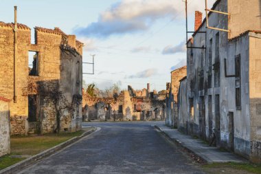 2. Dünya Savaşı sırasında Oradour- sur-Glane Fransa 'da yıkılan binalar