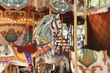 Atlı karnaval atlıkarıncasında. Atlı karınca.