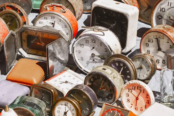 フリー マーケットで多くのヴィンテージ時計 — ストック写真