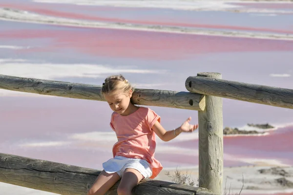 Ein Mädchen Der Salzfarm Salin Giraud Mit Rosa Lila Salzwasser — Stockfoto