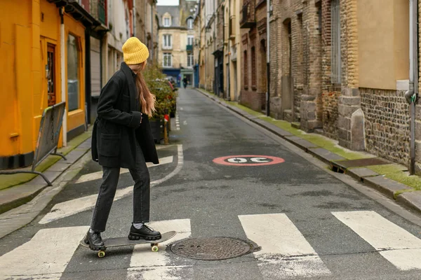 Una Ragazza Con Cappello Giallo Uno Skateboard Città — Foto Stock