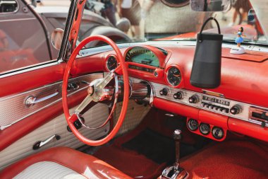 PARIS, FRANCE - 15 MAYIS 2022: 1956 Ford Thunderbird 'ün deri iç mimarisi