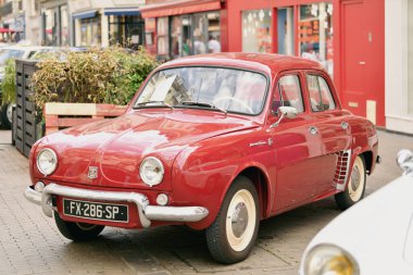 PARIS, FRANCE - 15 MAYIS 2022: kentte klasik kırmızı Renault Dauphine