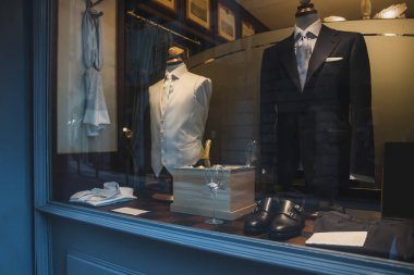 İtalya 'da şık erkek takım elbiseli lüks mağaza vitrinleri