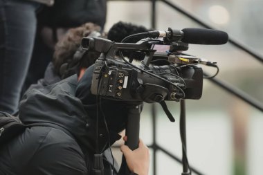 Videograf mikrofonlu kamerayı tutuyor