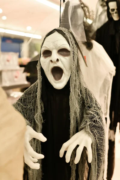 Styropianowy Duch Potwór Halloween Costume Store — Zdjęcie stockowe