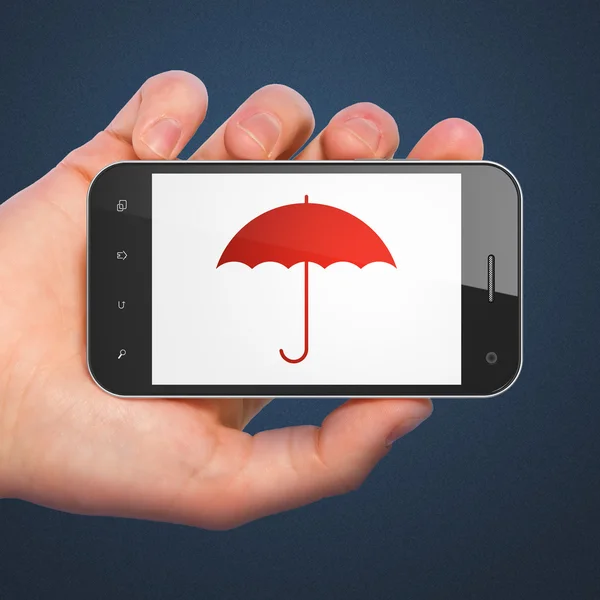 Hand hält Smartphone mit Regenschirm auf dem Display. Generisches Mobil — Stockfoto