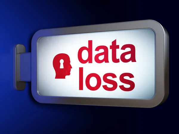 Veri kavramı: veri kaybı ve kafa Whis anahtar deliği üzerinde billboard backg — Stok fotoğraf