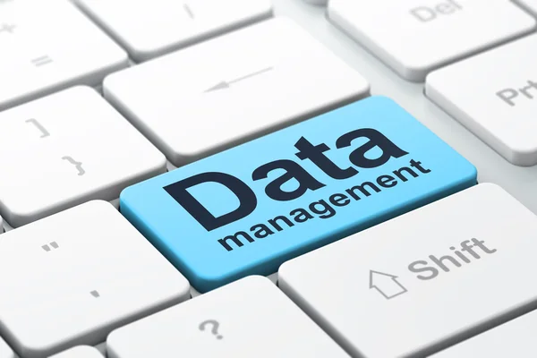 Pojęcie danych: zarządzanie danymi na tle klawiatury komputera — Zdjęcie stockowe