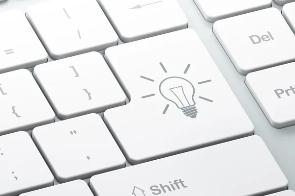 Podnikatelský koncept: žárovka na pozadí klávesnice počítače — Stock fotografie