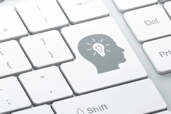 Reklamní koncepce: hlava s žárovka klávesnice počítače ° b — Stock fotografie