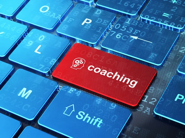 Onderwijs concept: hoofd met versnellingen en Coaching op computer keyb — Stockfoto