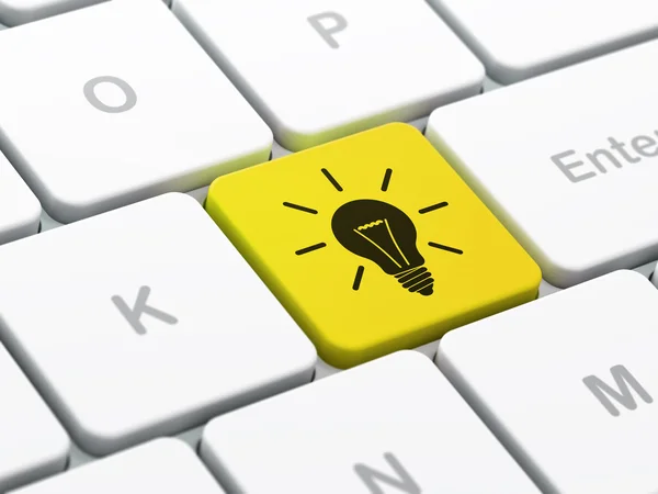 财务理念: 灯泡上计算机键盘背景 — 图库照片