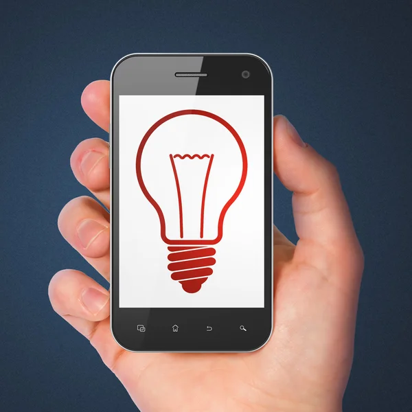 Podnikatelský koncept: žárovka na smartphone — Stock fotografie