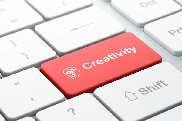 Marketing koncept: huvud med kugghjul och kreativitet på dator ke — Stockfoto