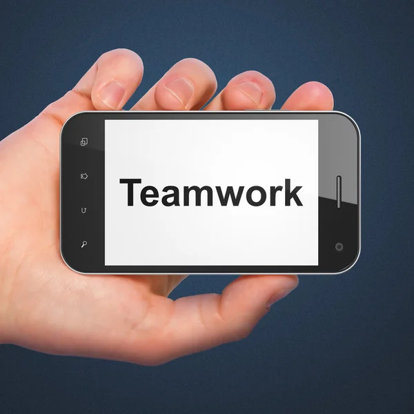 Geschäftskonzept: Teamwork auf dem Smartphone — Stockfoto