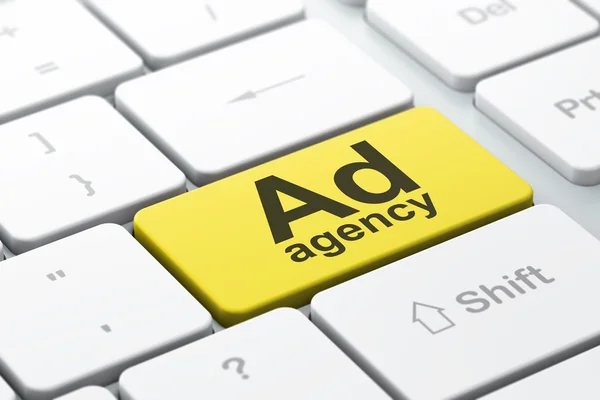 Koncept reklamy: reklamní agentura na pozadí klávesnice počítače — Stock fotografie