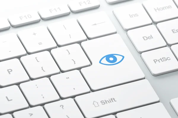 Конфиденциальность концепции: глаз на фоне клавиатуры компьютера — стоковое фото