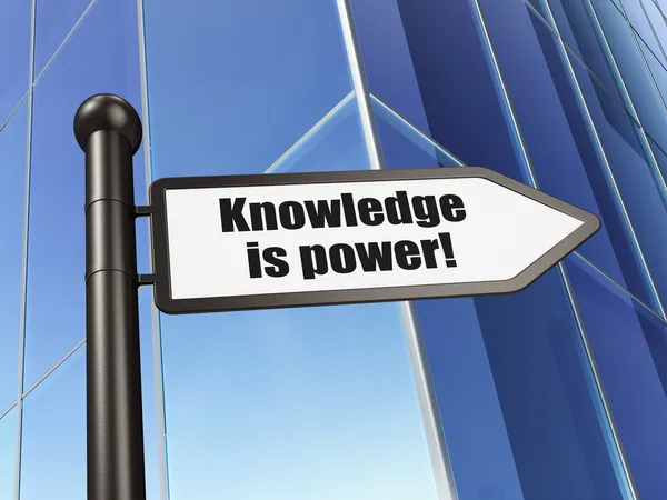 Концепция образования: знание - сила! на строительном фоне — стоковое фото