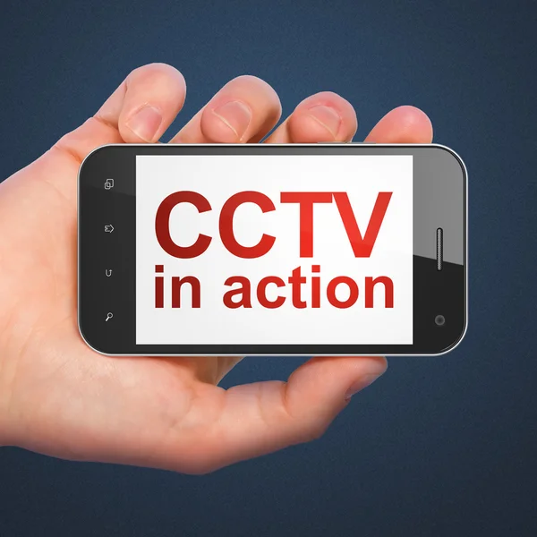 Концепції безпеки: Cctv у дії на смартфон — стокове фото