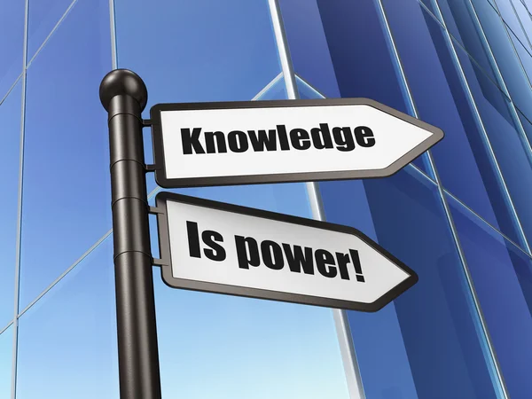Concepto educativo: ¡El conocimiento es poder! sobre el fondo del edificio — Foto de Stock