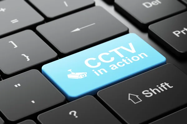 Концепция безопасности: камера Cctv и CCTV в действии на фоне клавиатуры компьютера — стоковое фото