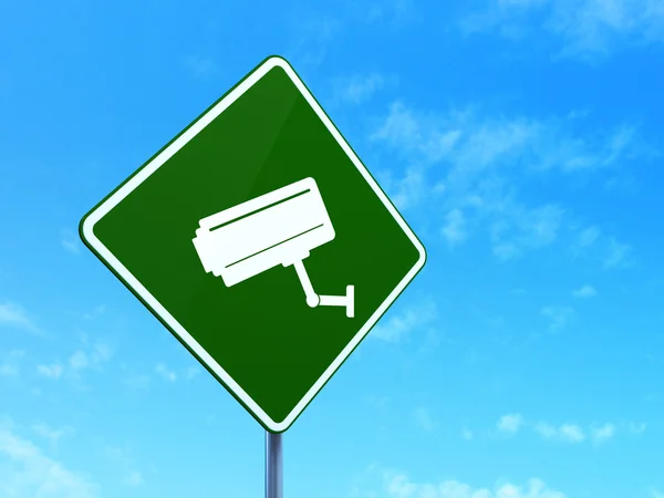 Concetto di protezione: Cctv Camera su sfondo cartello stradale — Foto Stock