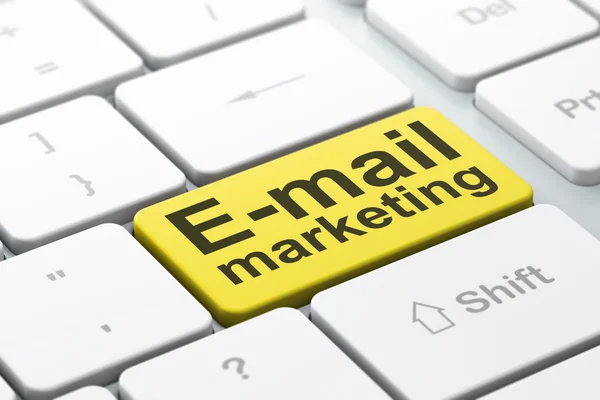Маркетинговая концепция: Маркетинг по электронной почте на фоне клавиатуры компьютера — стоковое фото