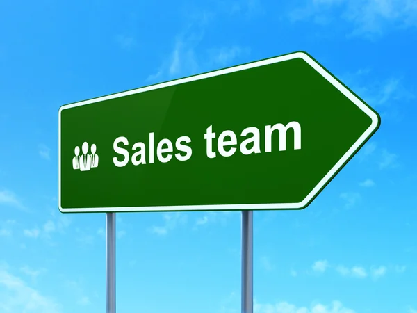 Concepto publicitario: Equipo de ventas y Business People en señalización vial — Foto de Stock
