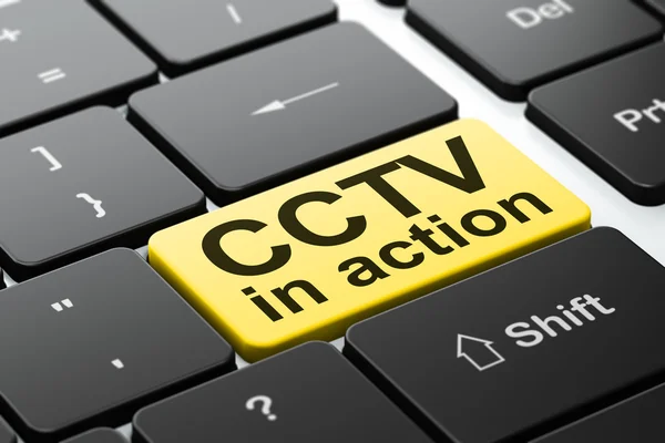 Skydd koncept: cctv i aktion på datorns tangentbord — Stockfoto