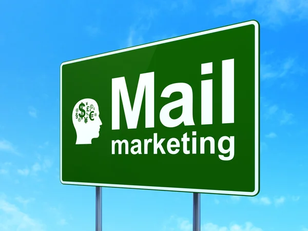 Concetto di marketing: Mail Marketing e Head With Finance Simbolo su sfondo cartello stradale — Foto Stock