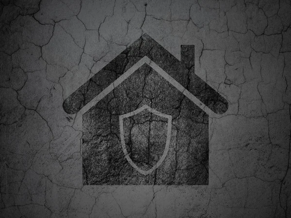 Концепція безпеки: будинок на фоні гранжевих стін — стокове фото