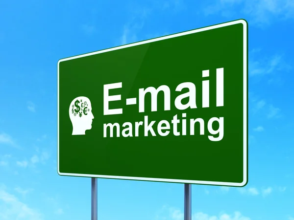 Conceito de marketing: E-mail Marketing e Head With Finance Symbol on road sign background — Fotografia de Stock