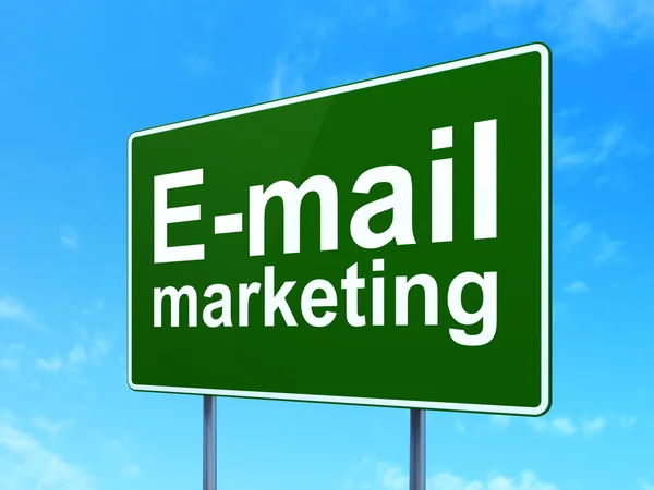 Conceito de marketing: e-mail marketing sobre fundo de sinal de estrada — Zdjęcie stockowe