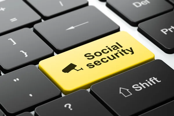Conceito de segurança: Câmera Cctv e Segurança Social no fundo do teclado do computador — Fotografia de Stock
