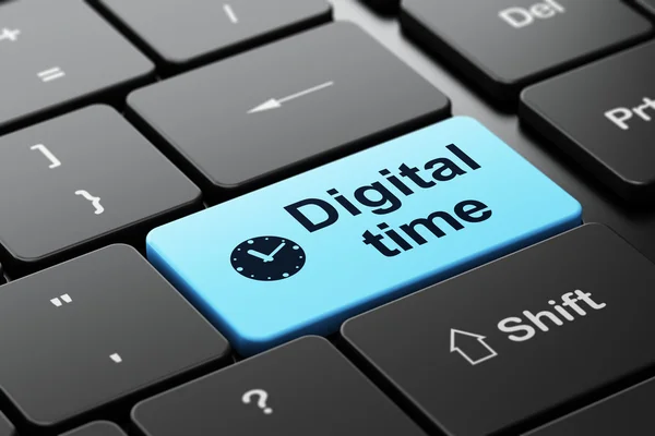 Концепция времени: часы и цифровое время на фоне клавиатуры компьютера — стоковое фото