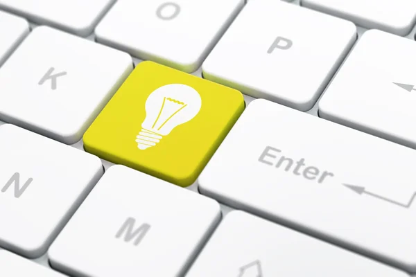 Concept d'entreprise : Ampoule sur fond de clavier d'ordinateur — Photo