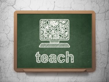 Eğitim kavramı: bilgisayar pc ve kara tahta zemin üzerine öğretmek