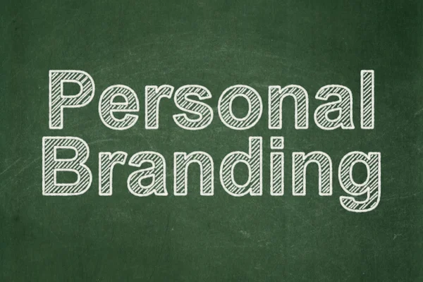 Маркетинговая концепция: персональный брендинг на фоне доски — стоковое фото