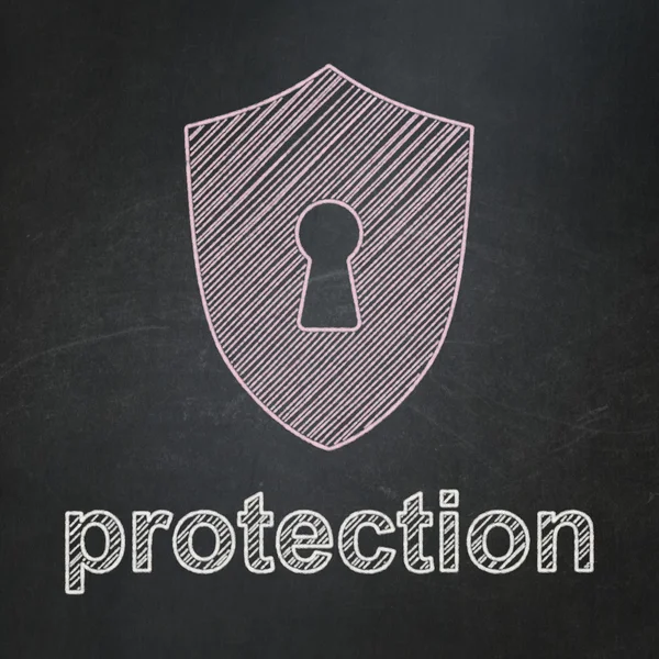 Concetto di protezione: Scudo con foro della serratura e protezione sullo sfondo della lavagna — Foto Stock