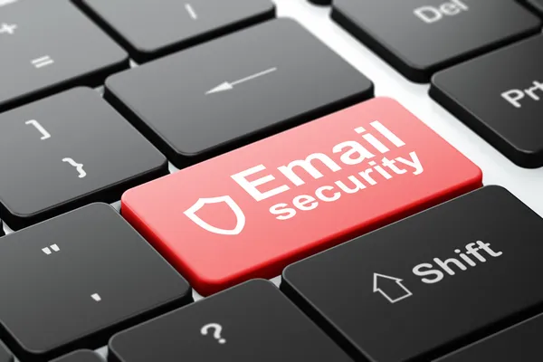 Концепция безопасности: Защита щитов и электронной почты на фоне клавиатуры компьютера — стоковое фото