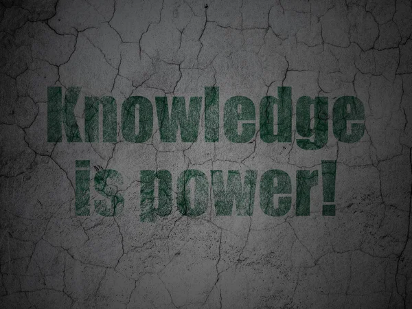 Vzdělávací koncepce: poznání je síla! na pozadí stěny grunge — Stock fotografie