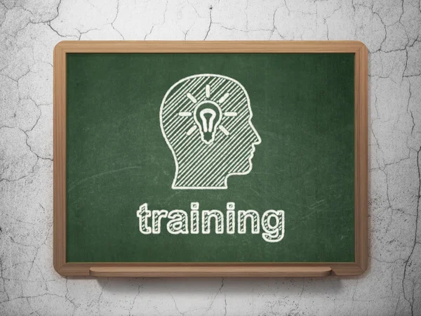 教育理念： 头用灯泡和黑板背景上的培训 — 图库照片