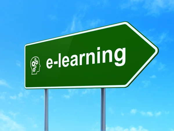 Koncepcja edukacji: e-learning i głowy z biegami na tło znak drogowy — Zdjęcie stockowe