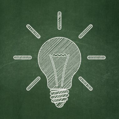 Ekonomi kavramı: Kara tahta arka plan üzerinde ampul