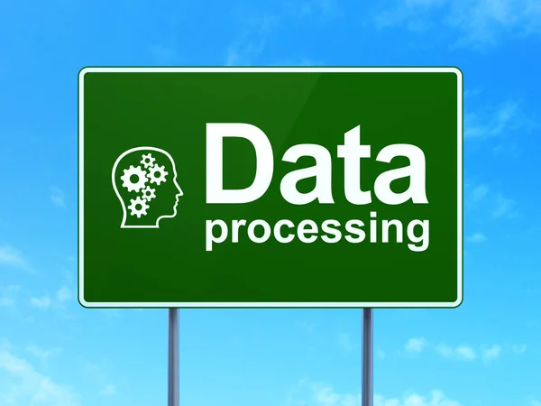 Concepto de datos: Procesamiento de datos y cabeza con engranajes en el fondo de la señal de tráfico —  Fotos de Stock