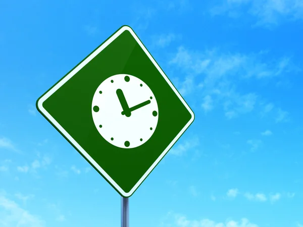 Concetto temporale: Orologio sullo sfondo del segnale stradale — Foto Stock