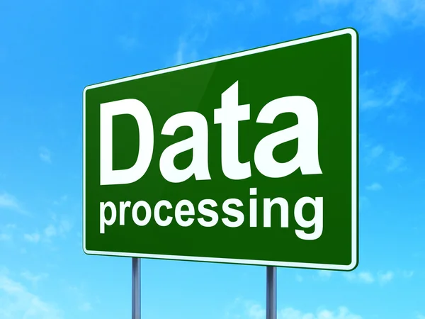 Conceito de dados: Processamento de dados em fundo de sinalização rodoviária — Fotografia de Stock