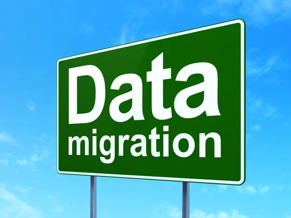 Conceito de dados: Migração de dados em segundo plano de sinalização rodoviária — Fotografia de Stock
