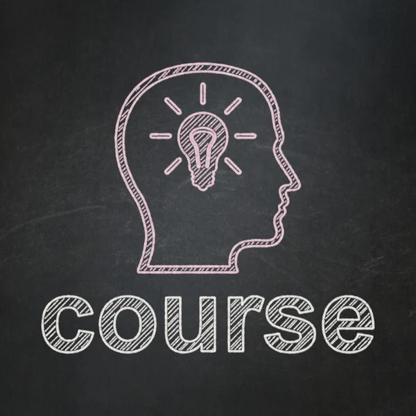 Bildungskonzept: Kopf mit Glühbirne und Kurs auf Kreidetafel-Hintergrund — Stockfoto